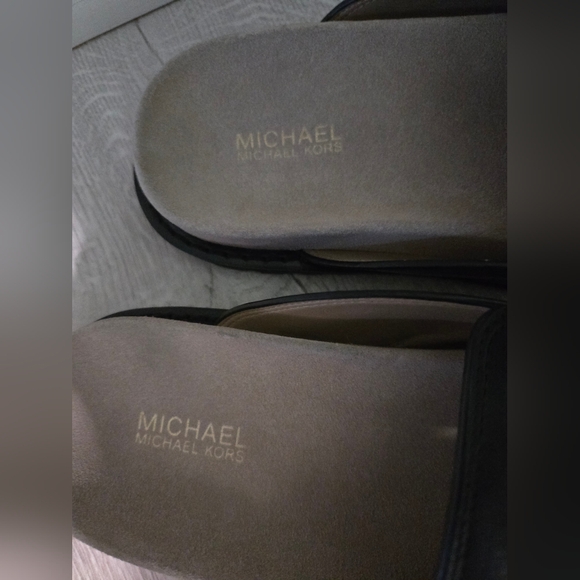 Michael Michael Kors Scarlett Black Leather Clogs Mules with Gold Chain Size 7 - Picture 3 of 6